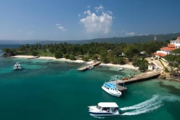 El-Limon-Waterfall-Bacardi-Island-image-2-1.webp