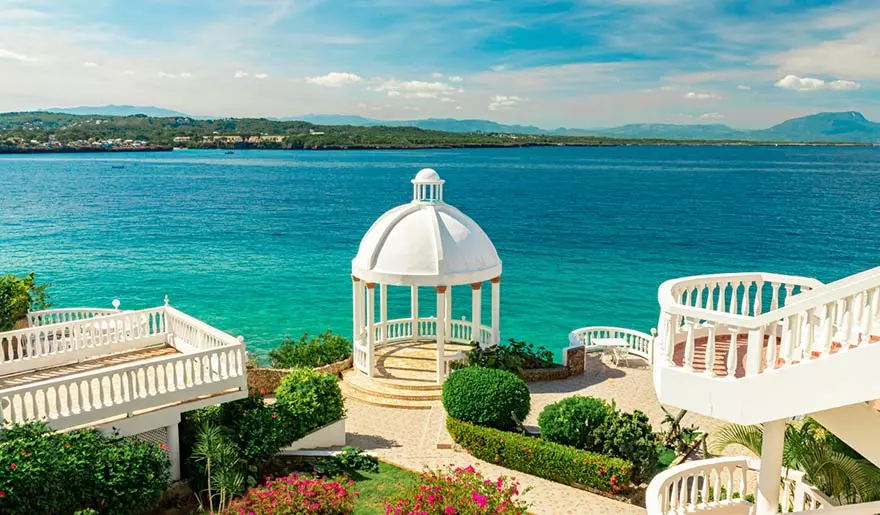 Mirador-con-vistas-al-mar-rodeado-de-un-jardin-en-Puerto-Plata.webp