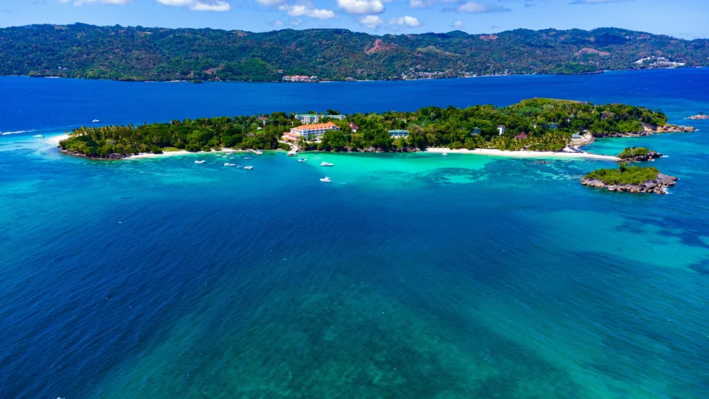 panoramic-view-cayo-levantado.webp