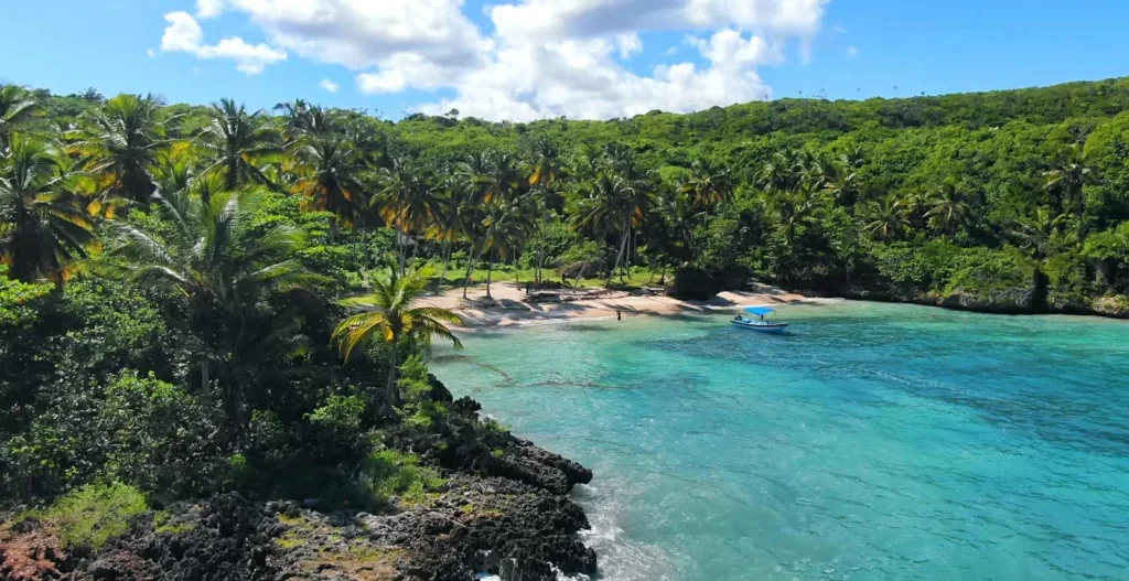 playa-madama-peninsula-de-samana-mejores-playas-virgenes-hacer-snorkel-buceo-bucear-corales-pueblo-distrito-municipal-las-galeras-todo-republica-dominica.webp